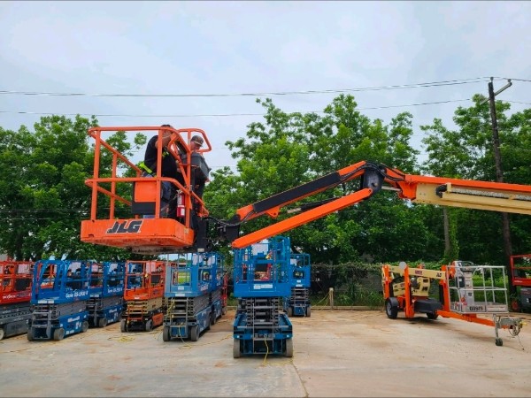 Trainees practicing on JLG boom lifts and scissor lifts during MEWP operator training