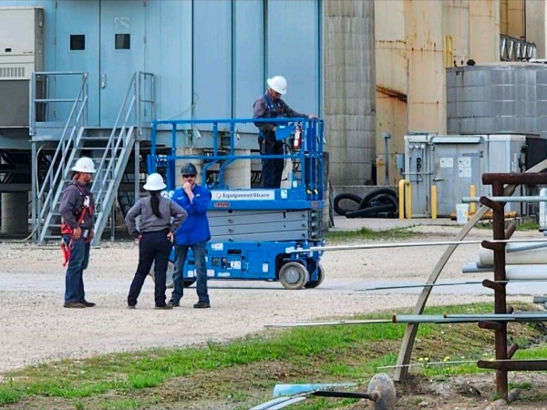 Scissor lift operator evaluation at an industrial plant